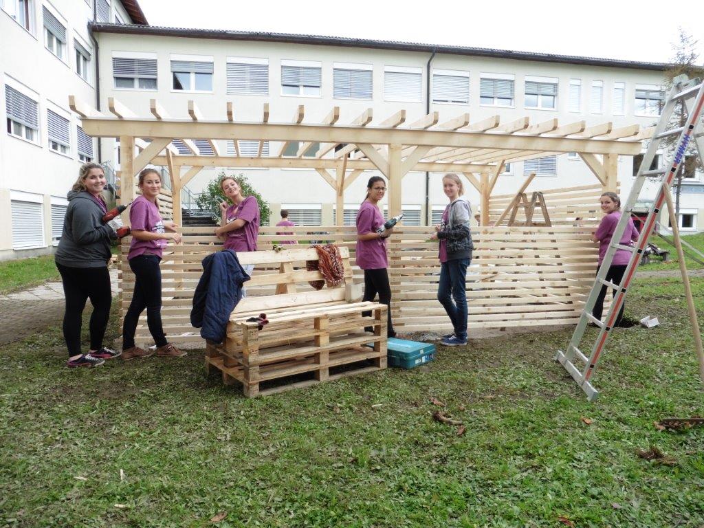 Schulhof hat jetzt eine Pergola, Liegeflächen und Palettenmöbel--Bild-Nr. 4