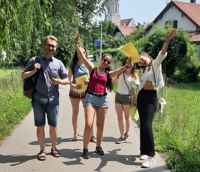 Russisch-SchülerInnen auf Einkaufstour--Bild-Nr. 1