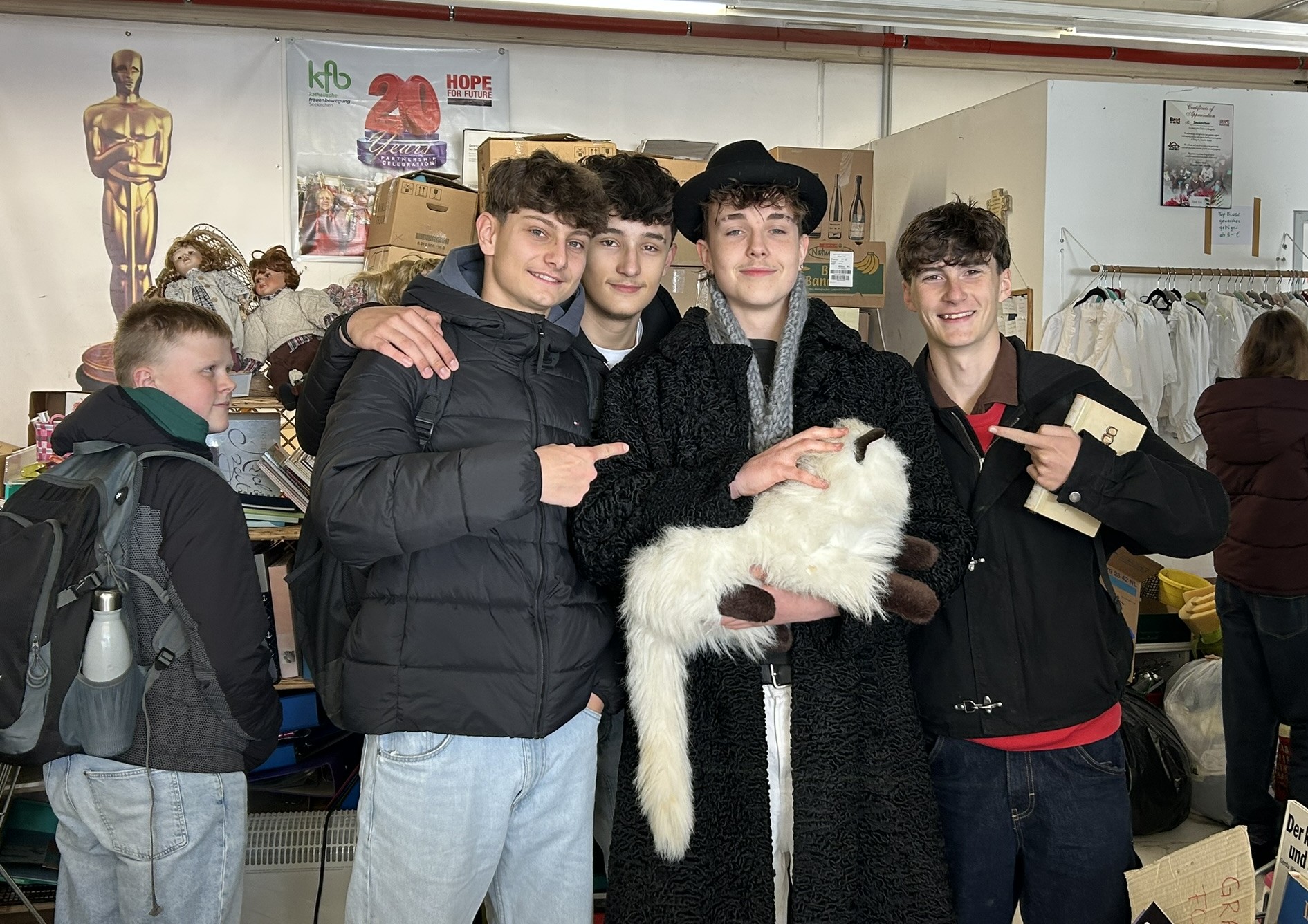 2DHK besucht Flohmarkt in Seekirchen...--Bild-Nr. 12