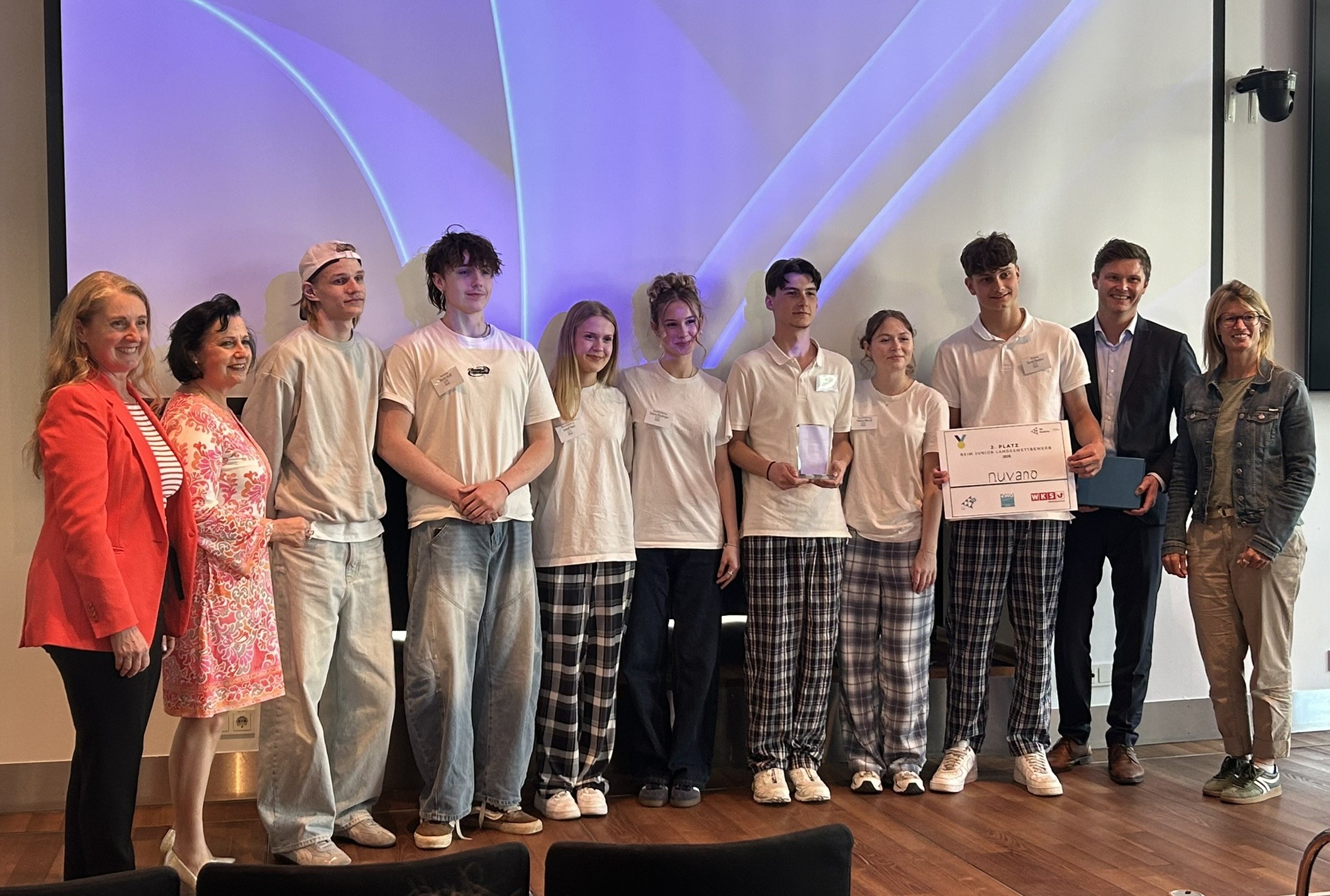 Junior Company NUVANO freut sich über den 2. Platz beim Landeswettbewerb --Bild-Nr. 1
