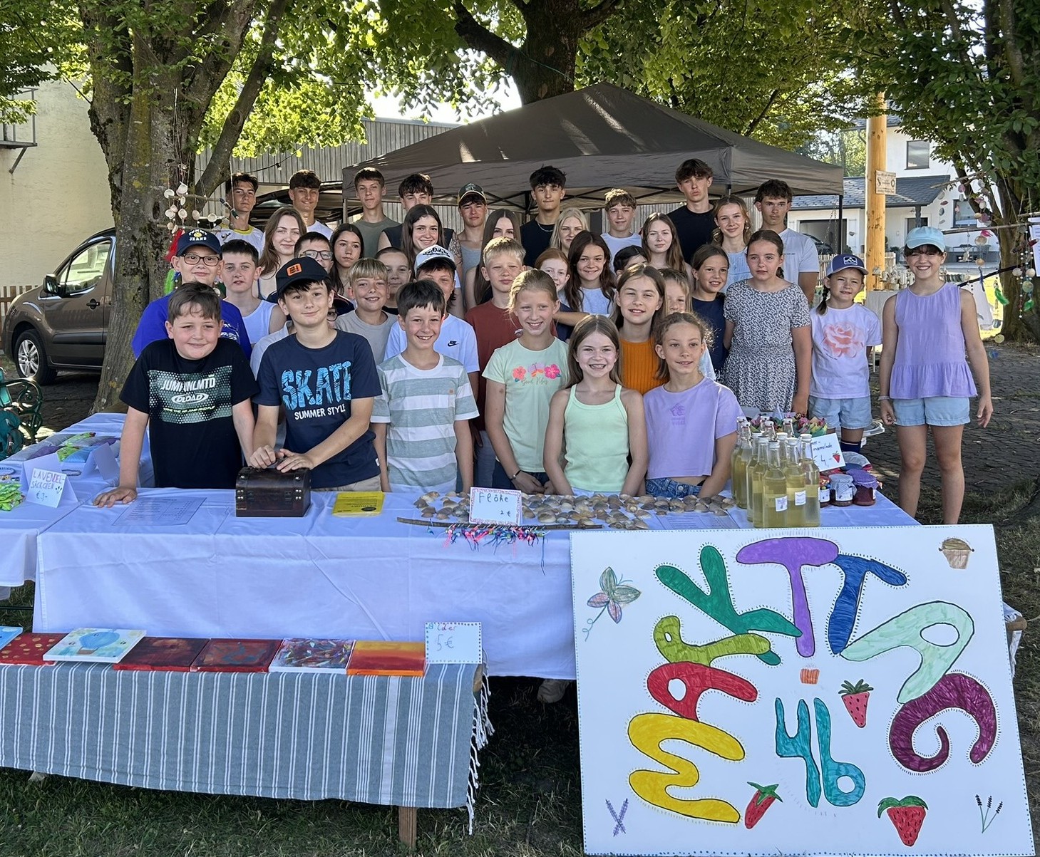 Volksschüler und HAK-Schüler gemeinsam beim Markttag--Bild-Nr. 1