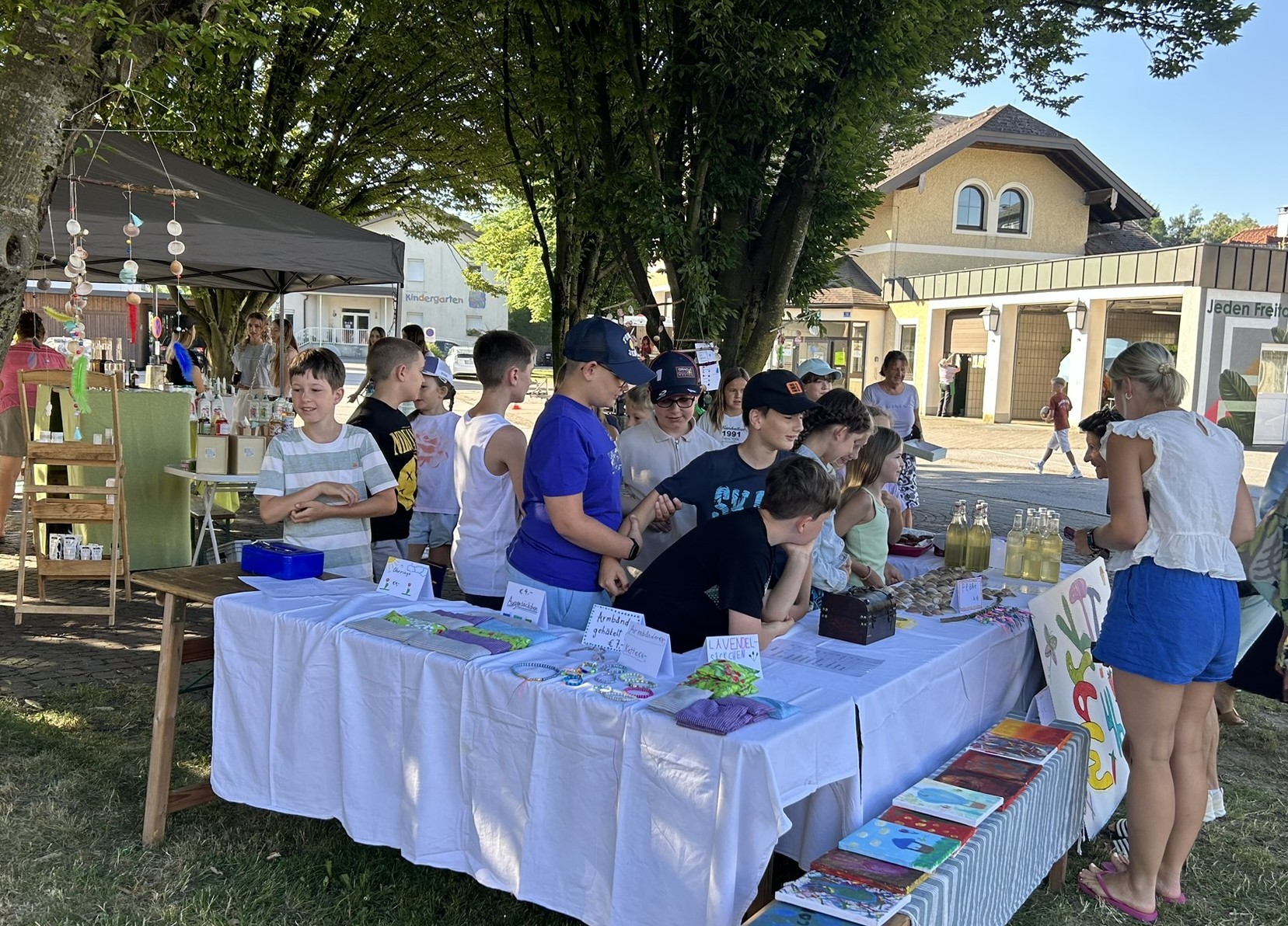 Volksschüler und HAK-Schüler gemeinsam beim Markttag--Bild-Nr. 2