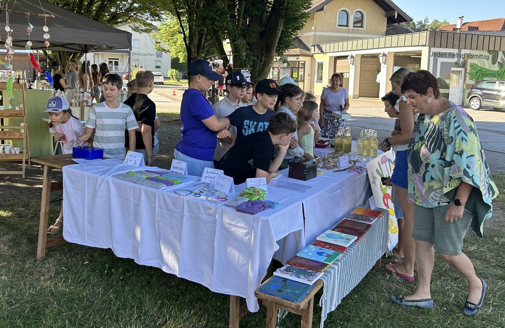 Volksschüler und HAK-Schüler gemeinsam beim Markttag--Bild-Nr. 3