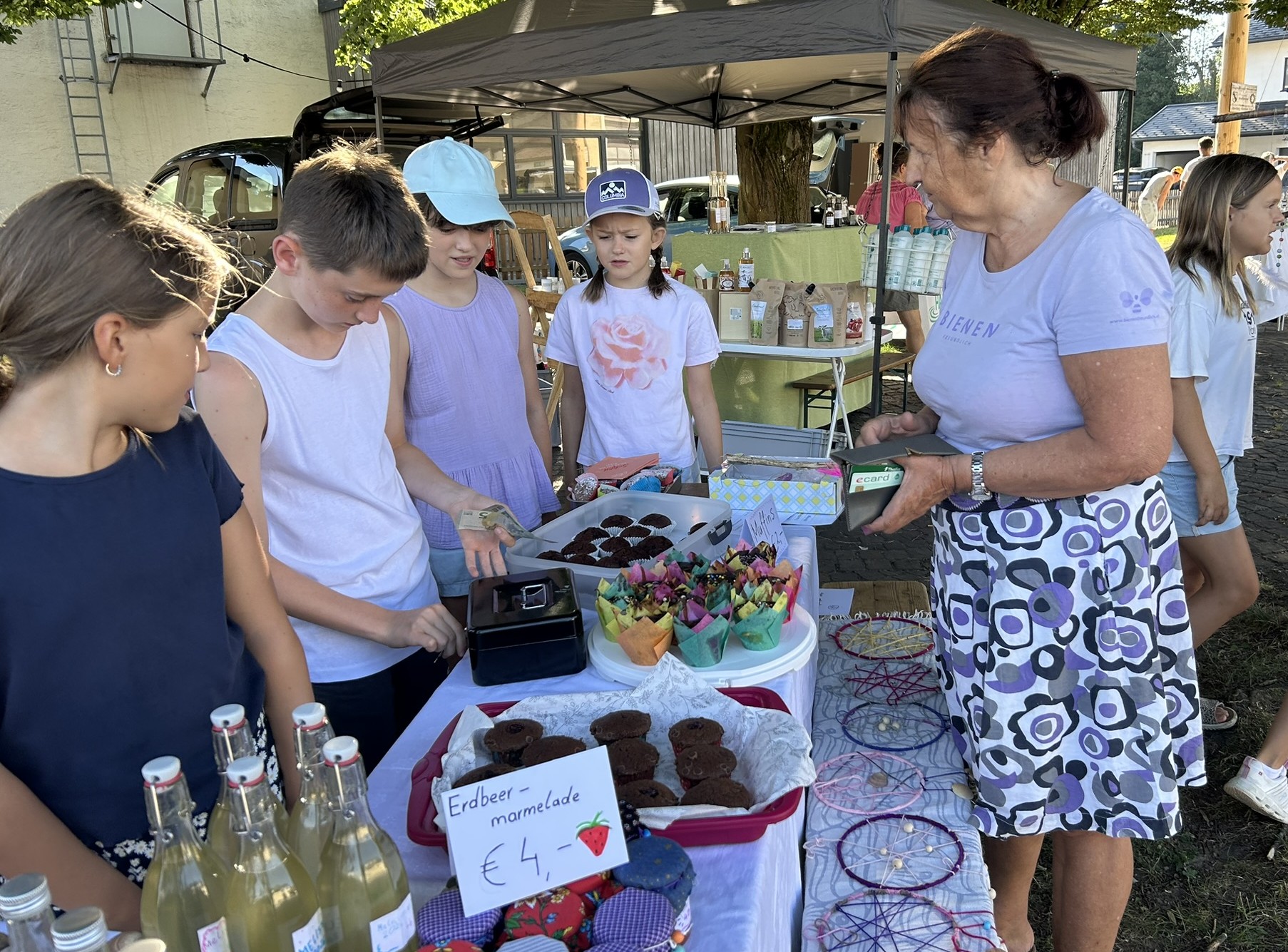 Volksschüler und HAK-Schüler gemeinsam beim Markttag--Bild-Nr. 4