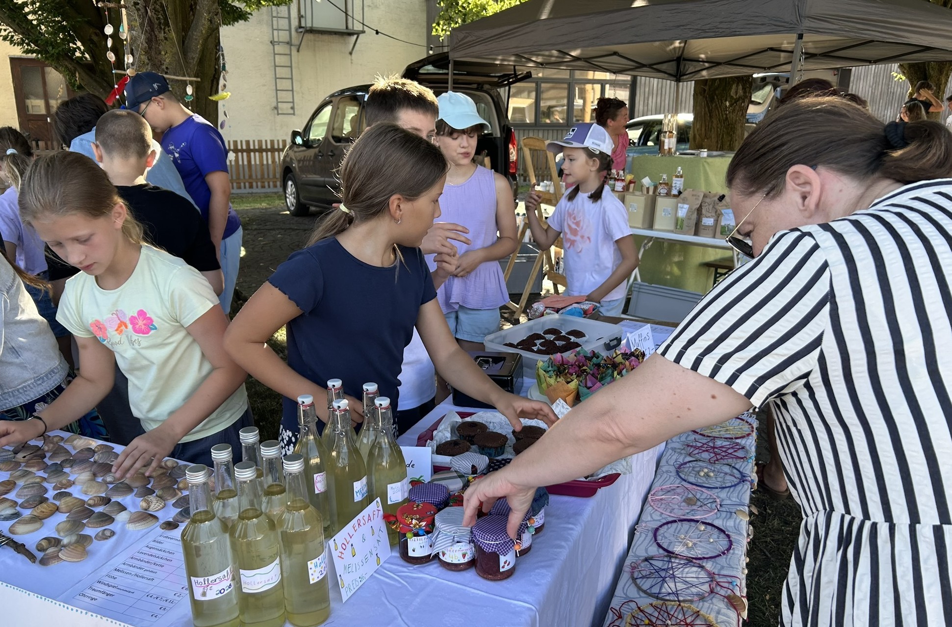 Volksschüler und HAK-Schüler gemeinsam beim Markttag--Bild-Nr. 6