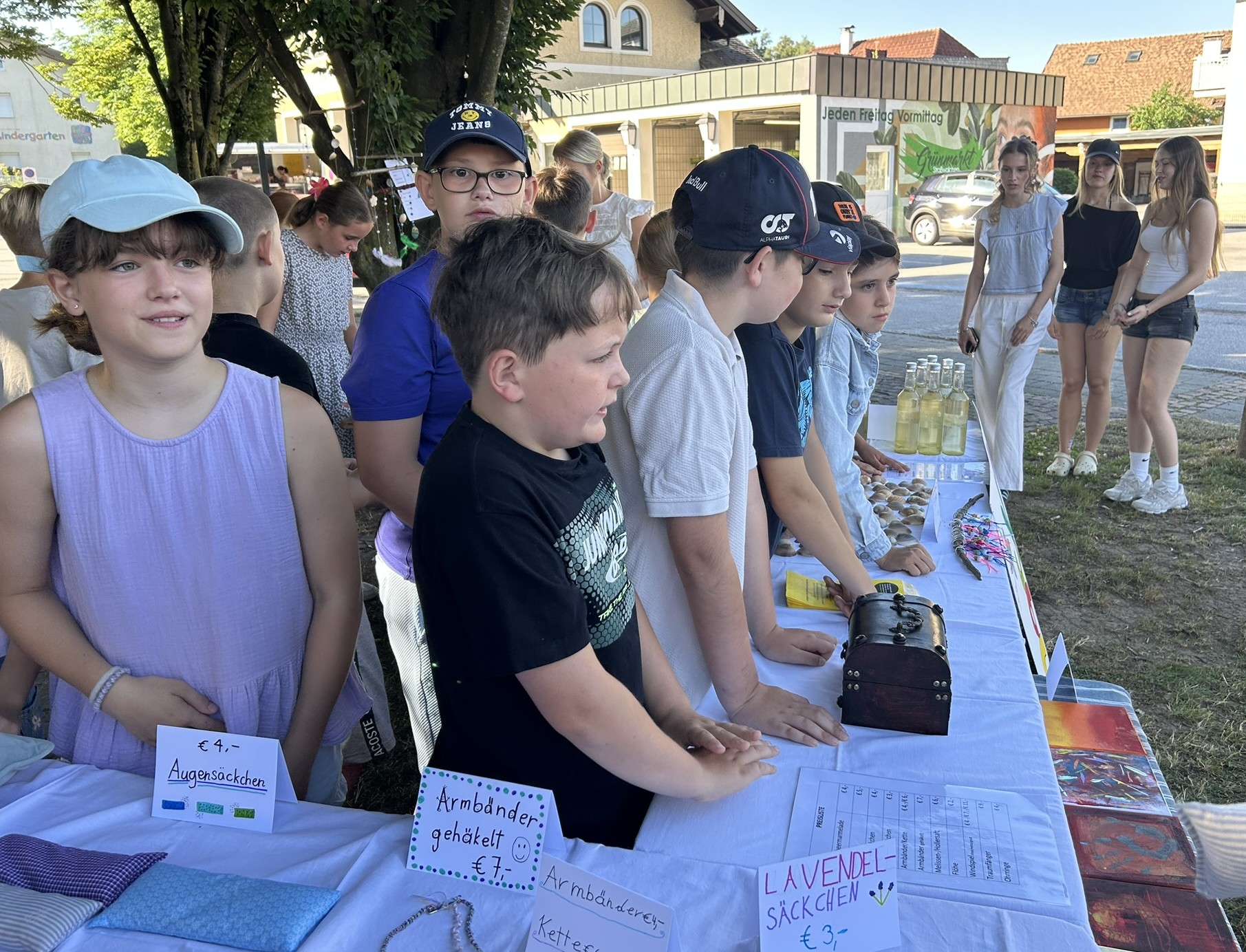 Volksschüler und HAK-Schüler gemeinsam beim Markttag--Bild-Nr. 7